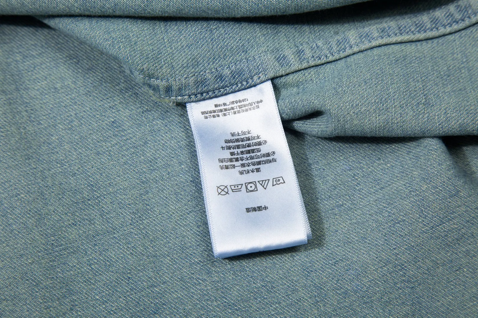 P250 White background picture [Hot new model] Model number: 25105# Color: Denim blue Size: S to A versatile shirt that can be worn in all seasons. It is oversized and has a translucent fade. It can be worn alone or layered as a jacket. It can also be worn as an inner layer of a sweater. It has a lightly distressed wash fade and is naturally white. The upper body is retro and casual. Save the mismatch.